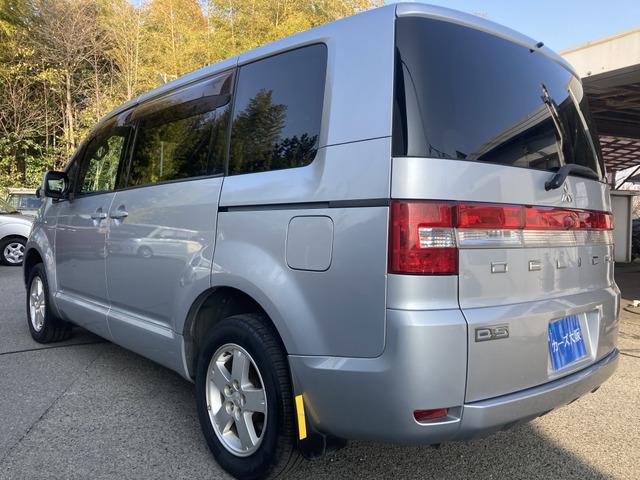 気になる方には、各キズ１箇所につき３００００円で綺麗に板金塗装をしてからのお渡しも可能です。ルーフ・サイドステップは１箇所５００００円になります