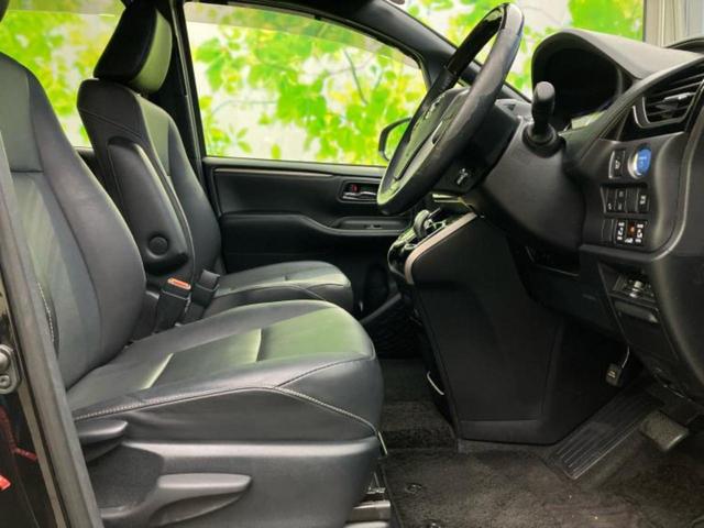 エスクァイア ハイブリッドＧｉブラックテーラード　新品タイヤ／保証書／社外　９インチ　ＳＤナビ／フリップダウンモニター　社外　１２．８インチ／トヨタセーフティセンス／両側電動スライドドア／シートヒーター　前席／車線逸脱防止支援システム　バックカメラ（4枚目）