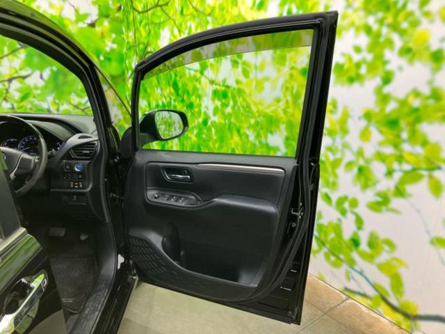 エスクァイア ハイブリッドＧｉブラックテーラード　新品タイヤ／保証書／社外　９インチ　ＳＤナビ／フリップダウンモニター　社外　１２．８インチ／トヨタセーフティセンス／両側電動スライドドア／シートヒーター　前席／車線逸脱防止支援システム　バックカメラ（22枚目）