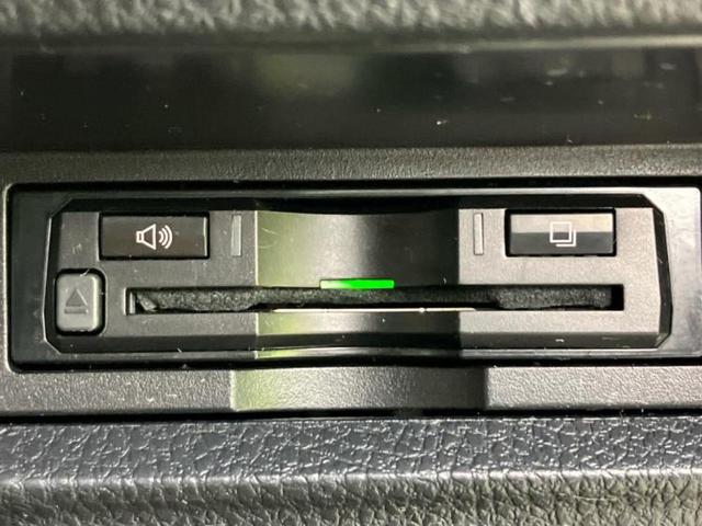 エスクァイア ハイブリッドＧｉブラックテーラード　新品タイヤ／保証書／社外　９インチ　ＳＤナビ／フリップダウンモニター　社外　１２．８インチ／トヨタセーフティセンス／両側電動スライドドア／シートヒーター　前席／車線逸脱防止支援システム　バックカメラ（26枚目）