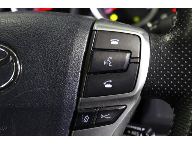 ●ステアリングスイッチ付きで運転中でもハンドルから手を離さずに操作出来ます。