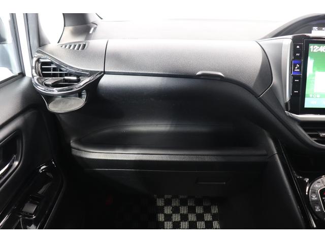 ●グローブボックス内は大きめの設計になっていますので、車内が散らかることもなくなりますね！！！