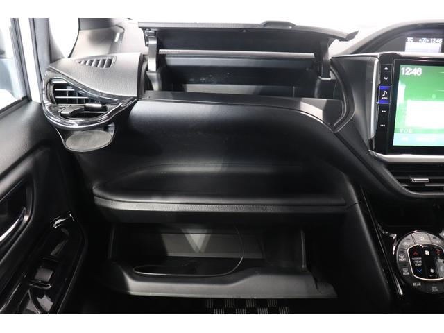 ●グローブボックス内は大きめの設計になっていますので、車内が散らかることもなくなりますね！！！