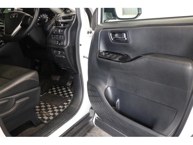 ●ドアサイドにペットボトルホルダーと収納スペースがあります。