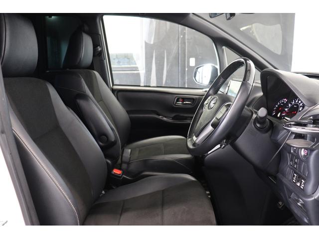 ●運転席は高級感のある空間となっており機能も充実！