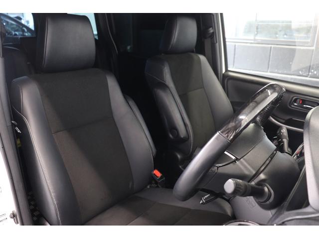 ●お客様が直接肌に触れる内装の仕上げには、特に力を入れております。シート、天井、フロアなどを専用の溶剤を使用して念入りに清掃いたします。