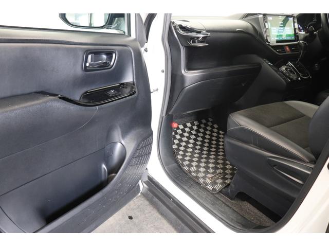 ●ドアサイドにペットボトルホルダーと収納スペースがあります。