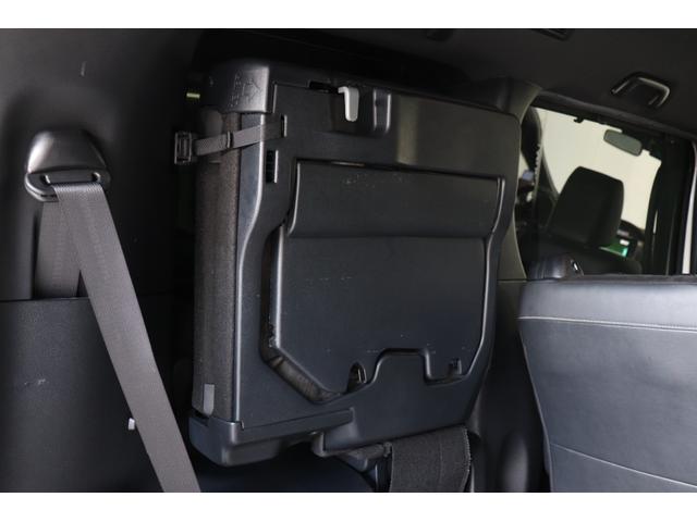 三列目のシートを起こすことができるので大きな荷物も積むことができます。