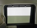 ◆スクリーンサンシェード◆リアドアに装備されています。日差しを和らげ、プライバシーの保護にも役立ちます。後部座席にお子様を乗車させるときも、ゆっくりお昼寝できます♪