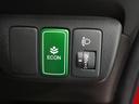 ◆ECONスイッチ(ECONモード)◆エンジンやエアコンといった、クルマ全体の動きを燃費優先で自動制御するECONモード。空調など快適性を優先したいときは、スイッチを押してOFFにできます。