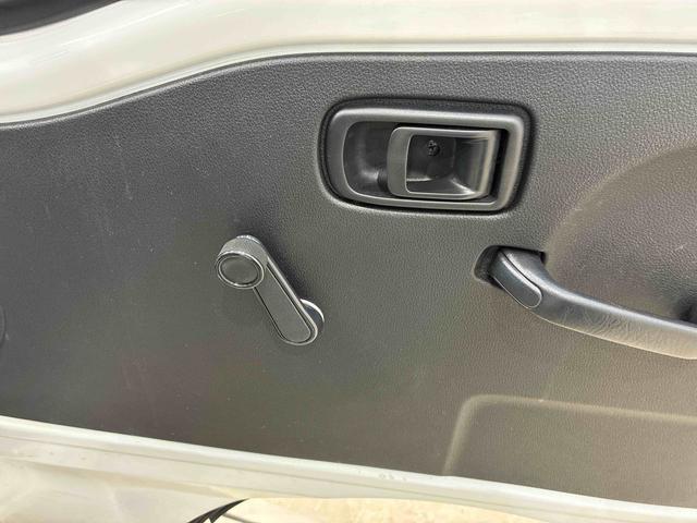 ハイゼットトラック スタンダード　４ＷＤ　アイドリングストップ　オートマチックハイビーム　衝突防止システム　レーンアシスト　記録簿　ワンオーナー　エアコン　パワーステアリング　エアバッグ　ＡＢＳ（6枚目）