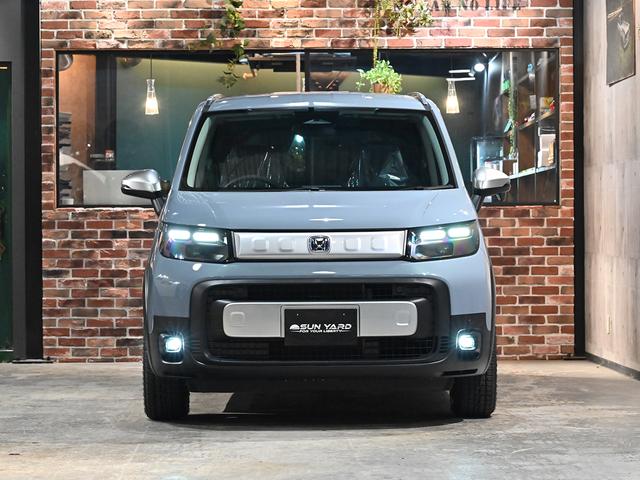 フリード ｅ：ＨＥＶクロスター　ＡＣＣイージーアップ　モンスタタイヤ　アウトドアスタイル　両側パワースライドドア　ルーフレール　スマートキー　クルーズコントロール（2枚目）