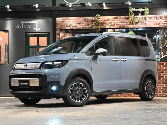 フリード ｅ：ＨＥＶクロスター　ＡＣＣイージーアップ　モンスタタイヤ　アウトドアスタイル　両側パワースライドドア　ルーフレール　スマートキー　クルーズコントロール（3枚目）