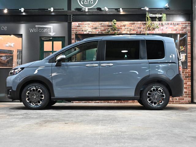 フリード ｅ：ＨＥＶクロスター　ＡＣＣイージーアップ　モンスタタイヤ　アウトドアスタイル　両側パワースライドドア　ルーフレール　スマートキー　クルーズコントロール（7枚目）