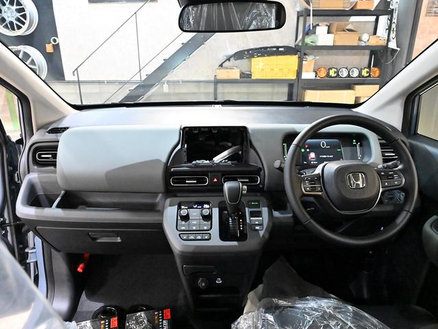 フリード ｅ：ＨＥＶクロスター　ＡＣＣイージーアップ　モンスタタイヤ　アウトドアスタイル　両側パワースライドドア　ルーフレール　スマートキー　クルーズコントロール（9枚目）