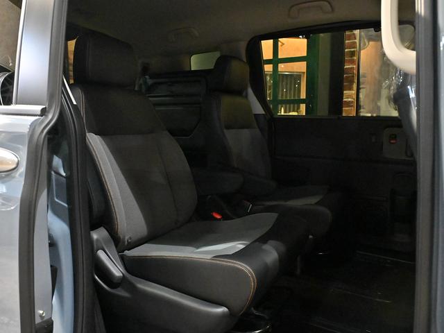 フリード ｅ：ＨＥＶクロスター　ＡＣＣイージーアップ　モンスタタイヤ　アウトドアスタイル　両側パワースライドドア　ルーフレール　スマートキー　クルーズコントロール（11枚目）