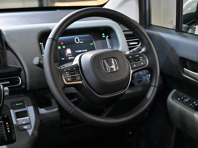 フリード ｅ：ＨＥＶクロスター　ＡＣＣイージーアップ　モンスタタイヤ　アウトドアスタイル　両側パワースライドドア　ルーフレール　スマートキー　クルーズコントロール（13枚目）