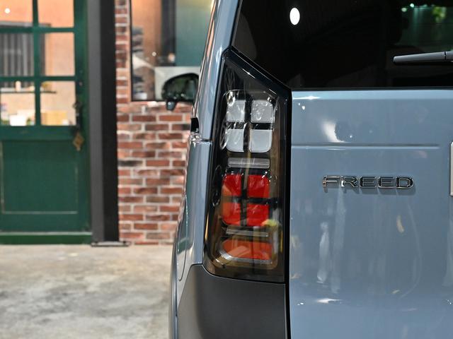 フリード ｅ：ＨＥＶクロスター　ＡＣＣイージーアップ　モンスタタイヤ　アウトドアスタイル　両側パワースライドドア　ルーフレール　スマートキー　クルーズコントロール（21枚目）