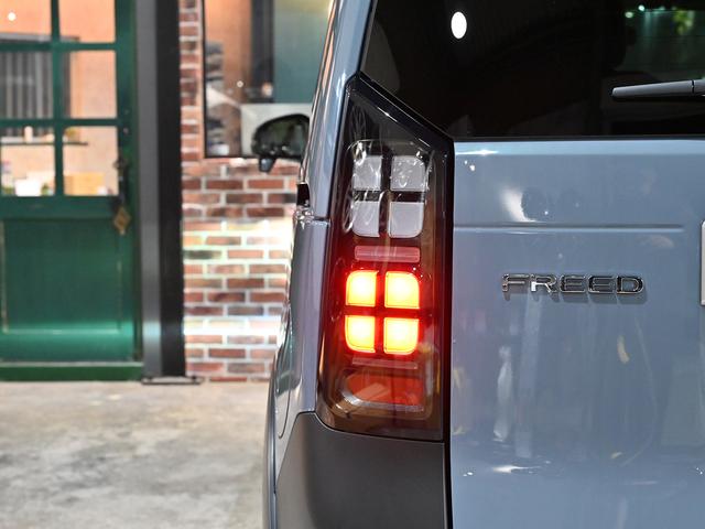 フリード ｅ：ＨＥＶクロスター　ＡＣＣイージーアップ　モンスタタイヤ　アウトドアスタイル　両側パワースライドドア　ルーフレール　スマートキー　クルーズコントロール（22枚目）