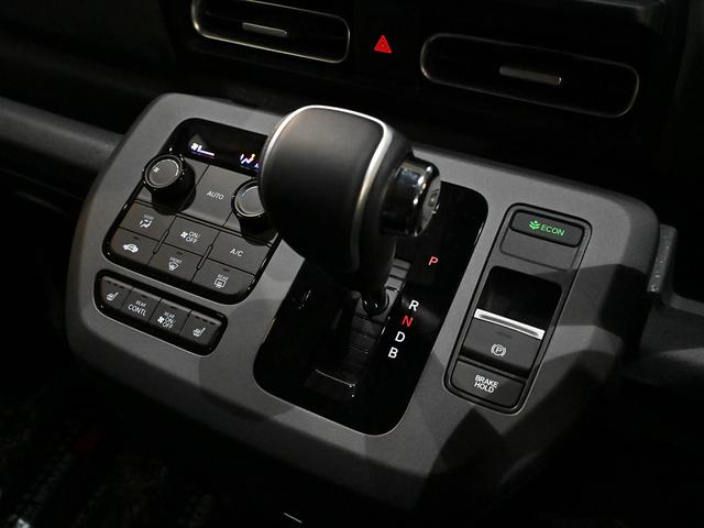 フリード ｅ：ＨＥＶクロスター　ＡＣＣイージーアップ　モンスタタイヤ　アウトドアスタイル　両側パワースライドドア　ルーフレール　スマートキー　クルーズコントロール（29枚目）