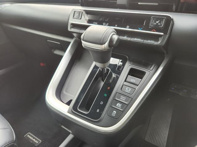 ノア ハイブリッドＳ－Ｚ　１０．５型ナビＴＶ／１４型フリップダウン／ＨＤＭＩ／Ｂｌｕｅｔｏｏｔｈ／ＣＤ・ＤＶＤ／走行中ＴＶ／Ｂカメラ／ＥＴＣ２．０／前後ドラレコ／ユニバーサルステップ／ＢＳＭ／アドバンスドドライブ／ＢＳＭ（44枚目）
