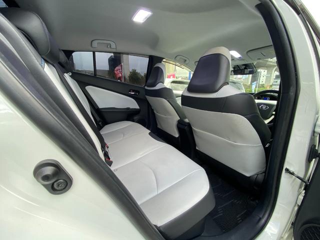 プリウス Ｓツーリングセレクション　純正ＤＯＰナビ、フルセグＴＶ／シートヒーター／ステリモ／純正アルミ１７インチ／ＥＴＣ、ドラレコ付き／Ｂｌｕｅｔｏｏｈ／Ｂカメラ／タイヤ４本交換渡し／取扱説明書、ナビ取説、スペアキー有（55枚目）