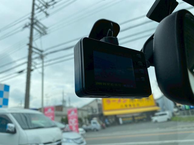 パッソ Ｘ　クツロギ　社外ナビ　テレビ　ビルトインＥＴＣ　スマートキー　ドライブレコーダー　分割可倒リアシート　１オーナー（3枚目）