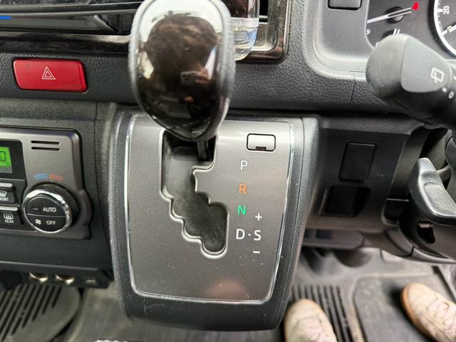 ハイエースバン スーパーＧＬ　ダークプライムＩＩ　ＡＬＰＩＮＥ・ＢＩＧＸ１１型ナビ　パノラミックビューモニター　Ｂｌｕｅｔｏｏｔｈ　ＥＴＣ　両側スライドドア／小窓　ＬＥＤヘッドライト　フォグランプ　スマートキー　プッシュスタート　スペアキー（30枚目）
