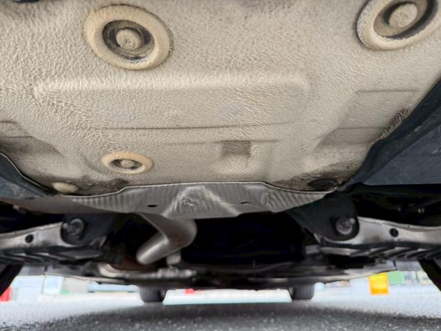 Ａ４アバント ３５ＴＤＩ　アドバンスド　純正ディスプレイオーディオ　全周囲カメラ　ＥＴＣ　クリアランスソナー　パドルシフト　黒革シート　シートヒーター　パワーシート　パワーリアゲート　パーキングアシスト　純正１７インチアルミホイール（12枚目）