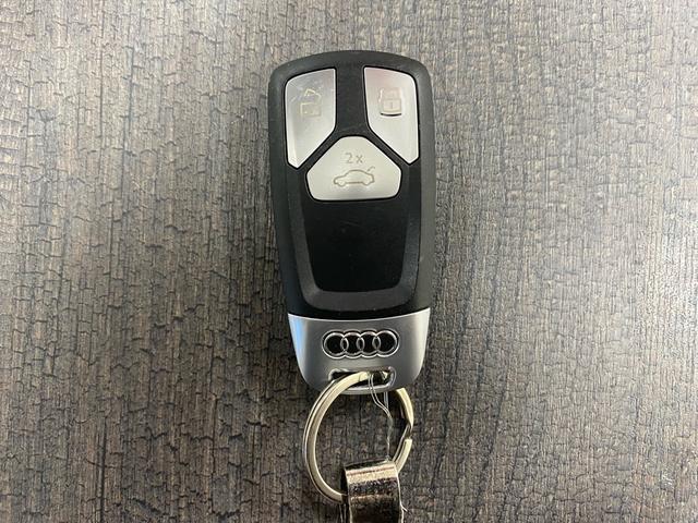 Ａ４アバント ３５ＴＤＩ　アドバンスド　純正ディスプレイオーディオ　全周囲カメラ　ＥＴＣ　クリアランスソナー　パドルシフト　黒革シート　シートヒーター　パワーシート　パワーリアゲート　パーキングアシスト　純正１７インチアルミホイール（50枚目）