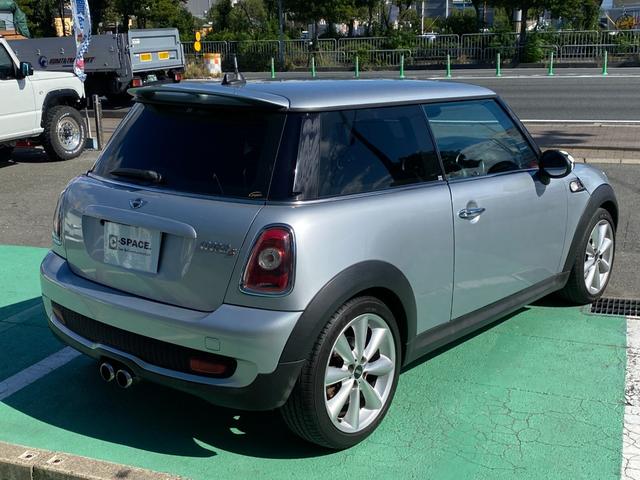ＭＩＮＩ クーパーＳ　クーパーＳ（４名）　走行５万ｋｍ台　バックカメラ　パドルシフト　ＥＴＣ　社外ナビ　１７インチ純正アルミ　キーレス　革巻ステアリング（12枚目）