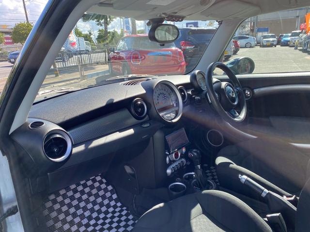 ＭＩＮＩ クーパーＳ　クーパーＳ（４名）　走行５万ｋｍ台　バックカメラ　パドルシフト　ＥＴＣ　社外ナビ　１７インチ純正アルミ　キーレス　革巻ステアリング（21枚目）