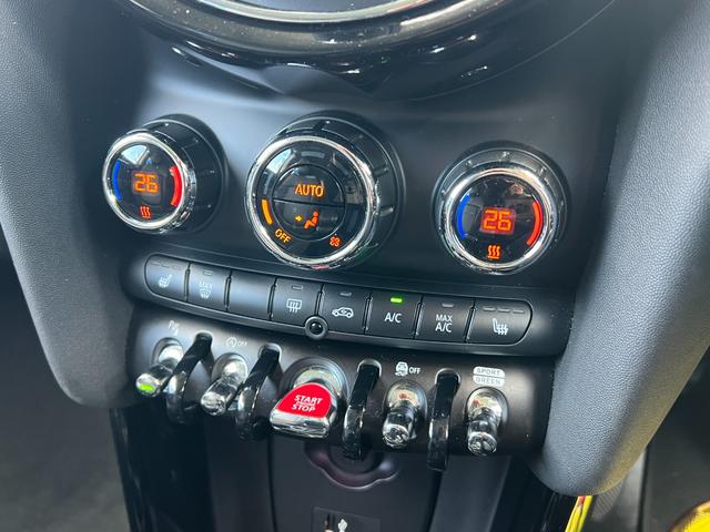 ＭＩＮＩ クーパーＳＤ　ブラッククロスパンチ革シート　バックカメラ　ナビ　Ｈａｒｍａｎ　Ｋａｒｄｏｎオーディオ　オートクルーズコントロール　パークアシスト　　ＬＥＤヘッドランプ　シートヒーター　ヘッドアップディスプレイ（32枚目）