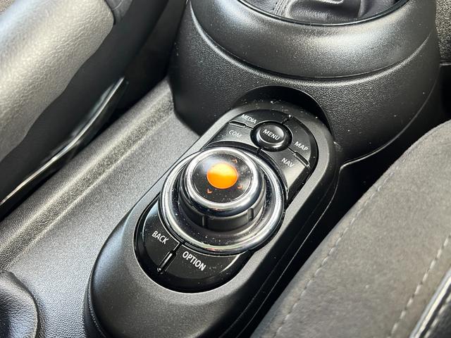 ＭＩＮＩ クーパーＳＤ　ブラッククロスパンチ革シート　バックカメラ　ナビ　Ｈａｒｍａｎ　Ｋａｒｄｏｎオーディオ　オートクルーズコントロール　パークアシスト　　ＬＥＤヘッドランプ　シートヒーター　ヘッドアップディスプレイ（34枚目）