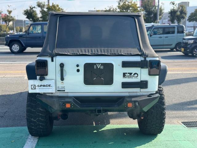 ジープ・ラングラーアンリミテッド スポーツ　ポイズンスパイダーＦ・Ｒバンパー　ＢＡＴＴＬＥ足回り　ＦＬＯＷＭＡＳＴＥＲマフラー　ＢＥＳＴＯＰ幌　ＦＵＥＬオフロード１７インチアルミ　ＳＭＩＴＴＹＢＩＬＴサイドアーマー　リフトアップ　社外ナビ（12枚目）