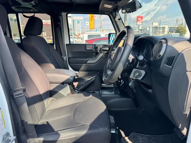 ジープ・ラングラーアンリミテッド スポーツ　ポイズンスパイダーＦ・Ｒバンパー　ＢＡＴＴＬＥ足回り　ＦＬＯＷＭＡＳＴＥＲマフラー　ＢＥＳＴＯＰ幌　ＦＵＥＬオフロード１７インチアルミ　ＳＭＩＴＴＹＢＩＬＴサイドアーマー　リフトアップ　社外ナビ（32枚目）