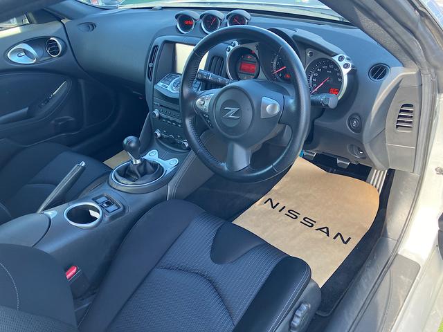 フェアレディＺ バージョンＳ　メーカーナビ　フルセグＴＶ　リアスポイラー　キセノンヘッドライト　６速ミッション車　純正フロントドラレコ　オートライト　フォグライト　ＥＴＣ　純正１９インチアルミ　インテリキー　プッシュスタート（7枚目）