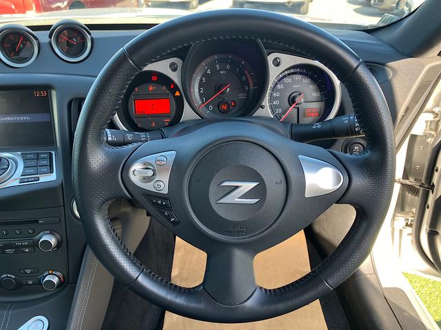 フェアレディＺ バージョンＳ　メーカーナビ　フルセグＴＶ　リアスポイラー　キセノンヘッドライト　６速ミッション車　純正フロントドラレコ　オートライト　フォグライト　ＥＴＣ　純正１９インチアルミ　インテリキー　プッシュスタート（12枚目）