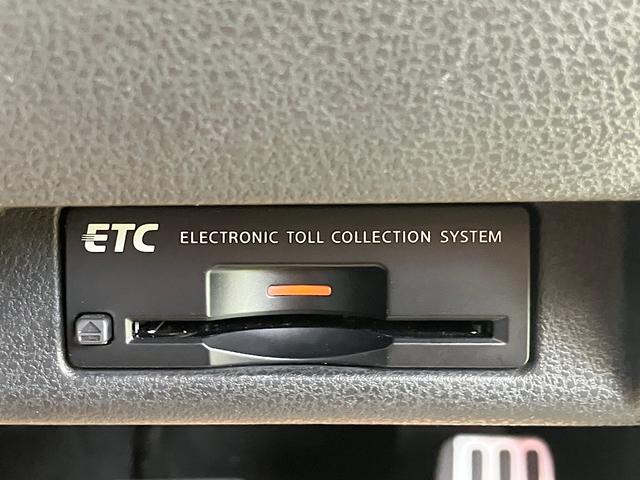 フェアレディＺ バージョンＳ　メーカーナビ　フルセグＴＶ　リアスポイラー　キセノンヘッドライト　６速ミッション車　純正フロントドラレコ　オートライト　フォグライト　ＥＴＣ　純正１９インチアルミ　インテリキー　プッシュスタート（23枚目）