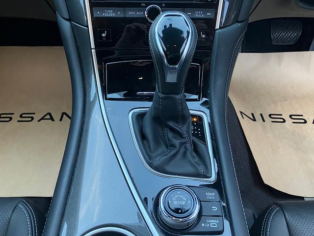 お子様連れのご家族も安心してご来店頂ける様にキッズコーナーもご用意しております☆楽しいおもちゃもたくさんございます♪ミニカーに乗れちゃうかも！？