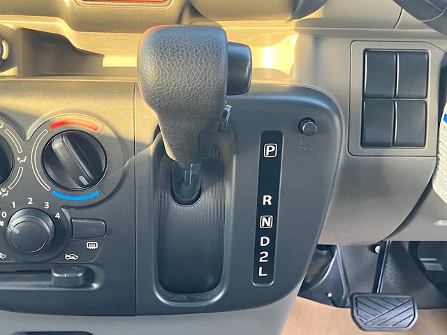 お子様連れのご家族も安心してご来店頂ける様にキッズコーナーもご用意しております☆楽しいおもちゃもたくさんございます♪ミニカーに乗れちゃうかも！？