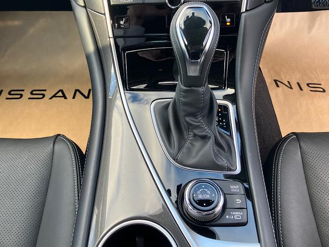 スカイライン ハイブリッド　ＧＴ　タイプＰ　純正ナビ　本革シート　プロパイロット２．０　アラウンドビューモニター　エマージェンシーブレーキ　クリアランスソナー　シートヒーター（14枚目）