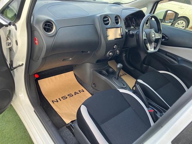 ノート Ｘ　純正メモリーナビ　アラウンドビューモニター　エマージェンシーブレーキ　クリアランスソナー　アイドリングストップ　スマートルームミラー（10枚目）