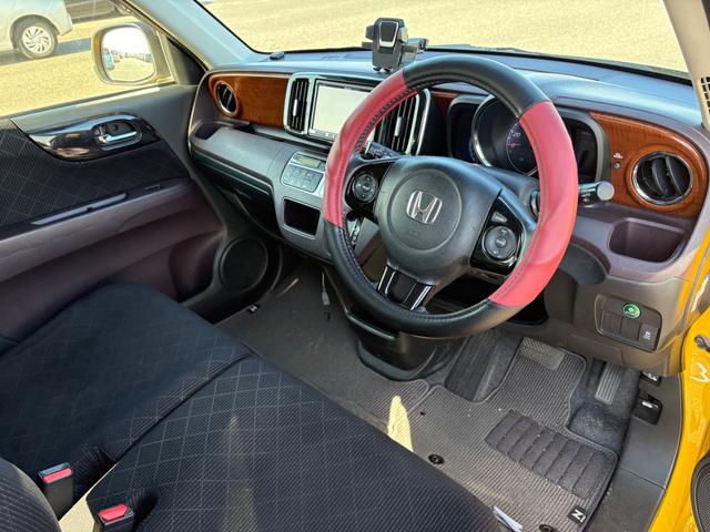 Ｎ－ＯＮＥ プレミアム　ツアラー・Ｌパッケージ　ターボ　ＬＭＳＰＯＲＴ１５インチアルミ２３年製造タイヤ　タイミングチェーン車　ナビ　地デジ　バックカメラ　ＥＴＣ　オートエアコン　スマートキー２個　車検整備付（17枚目）