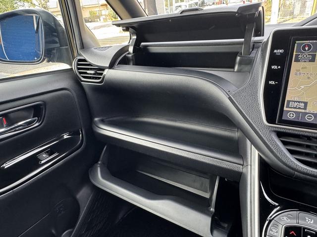 ヴォクシー ＺＳ　煌ＩＩ　１０インチナビ　フルセグＴＶ　バックモニター　雨滴除去　１２．１インチ後席モニター　両側電動スライドドア　メーター交換　交換前２７０１４ｋｍ交換後９２９２ｋｍ　合計３６３０６ｋｍ　プレミア１年保証（14枚目）