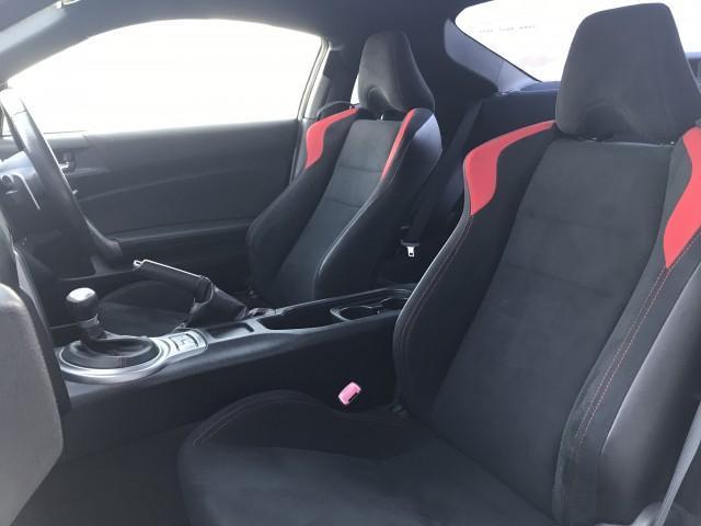 ８６ ＧＴ　パドルシフト６速　トルセンＬＳＤ　コーナーセンサー　★純正ナビＴＶ★Ｂｌｕｅｔｏｏｔｈ★ＥＴＣ【ナビ連動式】★バックモニター★コーナーセンサー付★ＶＳＣ－ＴＲＣ★サイド・カーテンエアバック★革巻きステアリング★パドルシフト【６速】（24枚目）