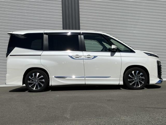 ヴォクシー ハイブリッドS-Z モデリスタエアロ ユニバーサルS ★オプション装備車★モデリスタエアロパーツセットA【フロントスポイラー・サイドスカート(ユニバーサルステップ付車)・リヤスカート】★モデリスタサイドドアガーニッシュ付(18枚目)