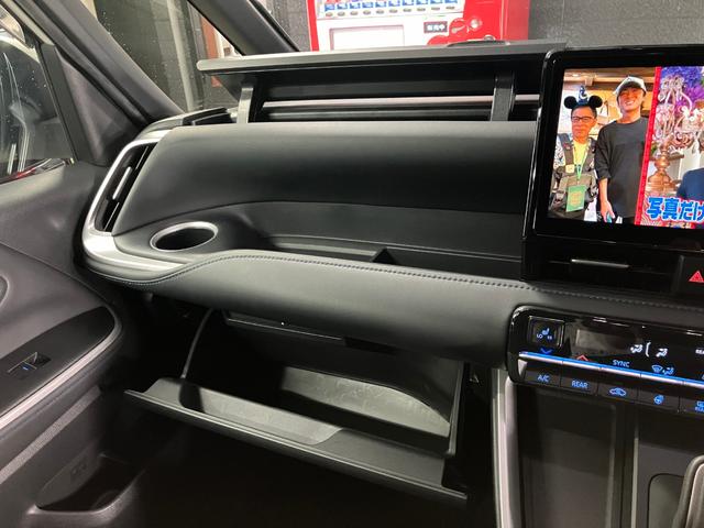 ヴォクシー ハイブリッドS-Z モデリスタエアロ ユニバーサルS ★オプション装備車★モデリスタエアロパーツセットA【フロントスポイラー・サイドスカート(ユニバーサルステップ付車)・リヤスカート】★モデリスタサイドドアガーニッシュ付(47枚目)