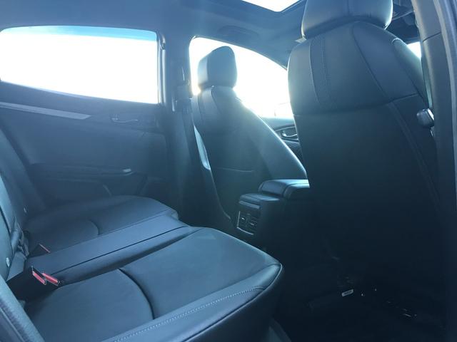 シビック ハッチバック ホンダセンシング トップロードサンルーフ ★トップロードサンルーフ【チルドアップ機能】★レザーインテリア★ホンダインターナビTV★DVD再生★Bluetooth★ETC2.0【ナビ連動式】★USBジャック★バックモニター(31枚目)