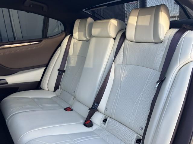 ＥＳ ＥＳ３００ｈ　バージョンＬ　マークレビンソン　★オプション装備車★デジタルインナーミラー★マークレビンソンプレミアムサラウンドサウンドシステム★オプション有り★メーカー１２．３インチワイドディスプレイ（31枚目）